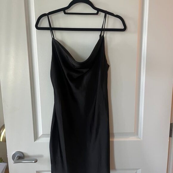 black dress - Picture 1 of 2